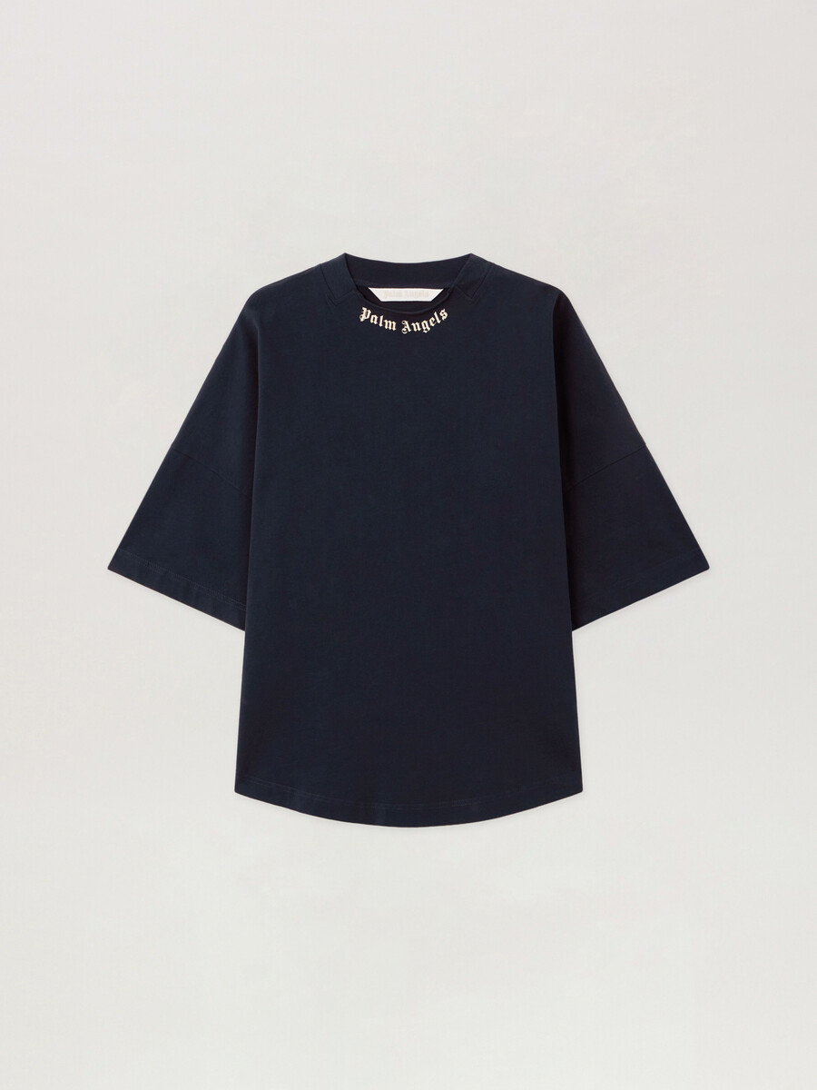 t-shirt mit gebogenem logokragen