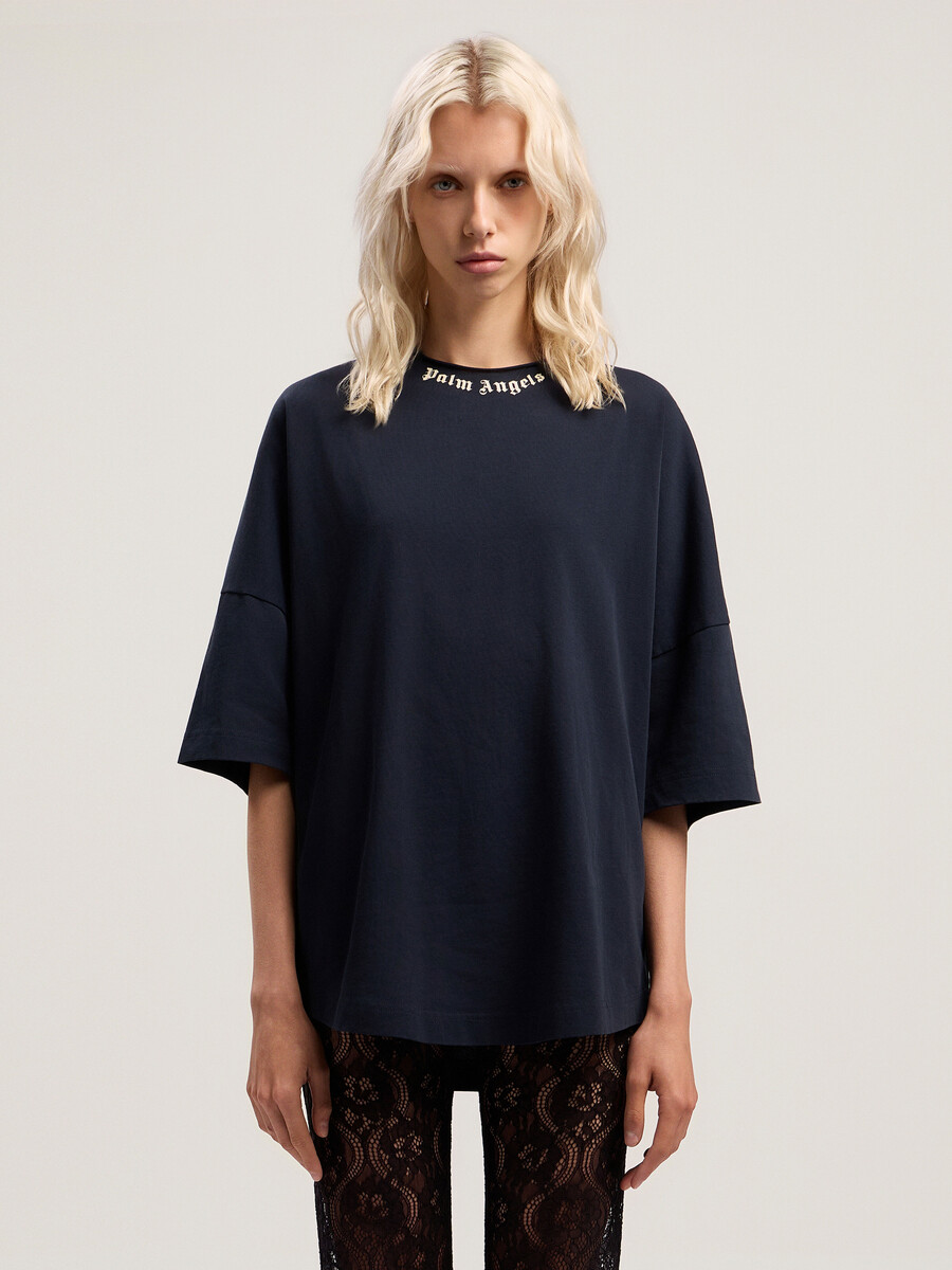 t-shirt mit gebogenem logokragen