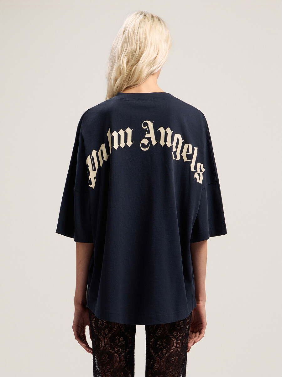 t-shirt mit gebogenem logokragen