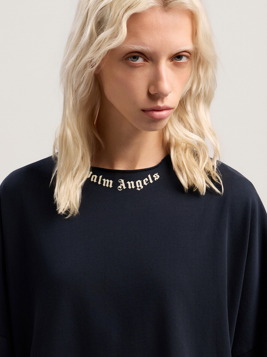 t-shirt mit gebogenem logokragen