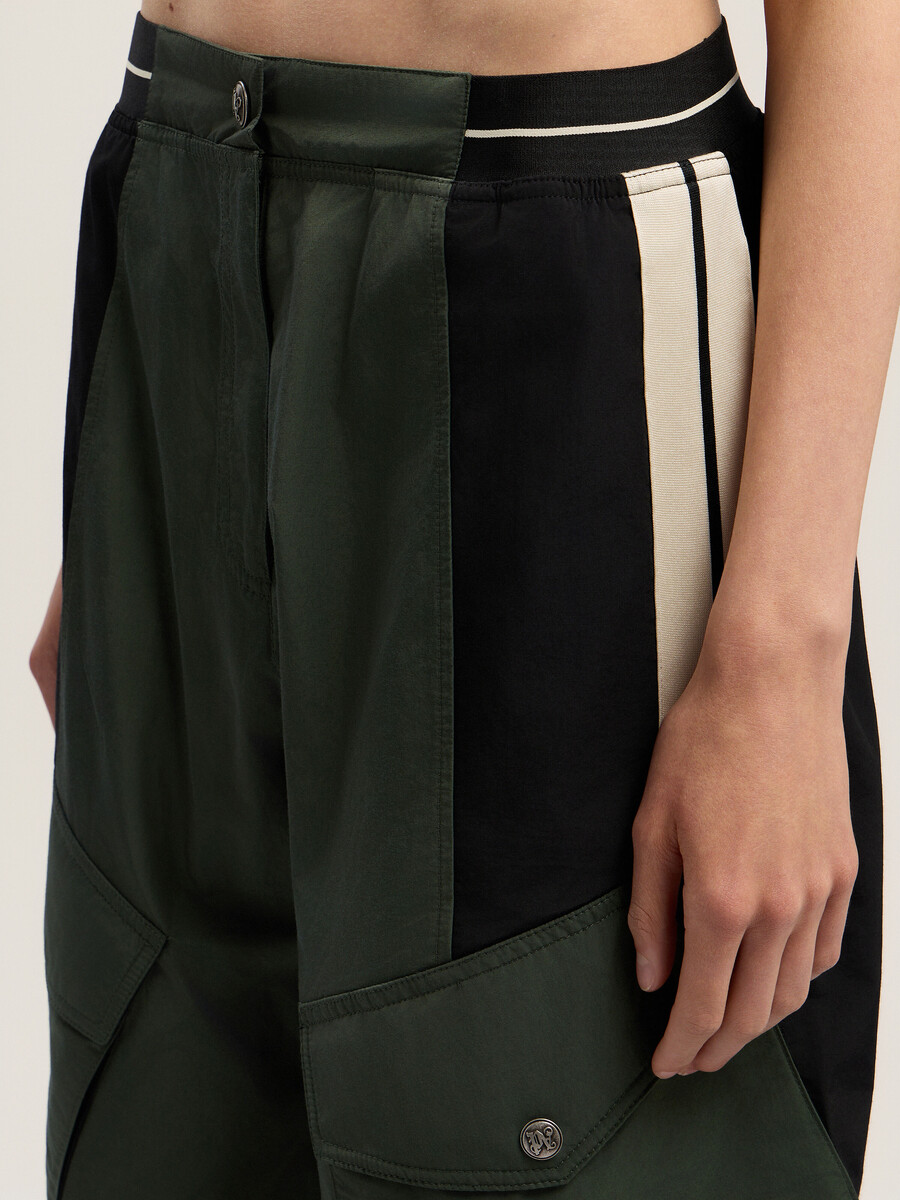 cargohose mit farbblock-design