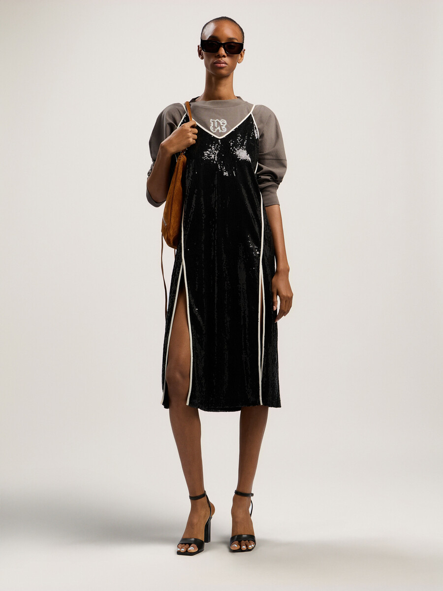 paillettenkleid mit geschwungenem logo