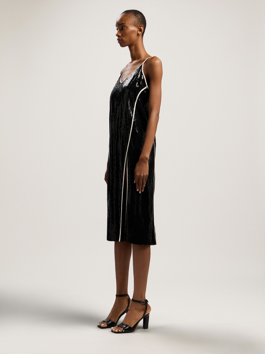 paillettenkleid mit geschwungenem logo