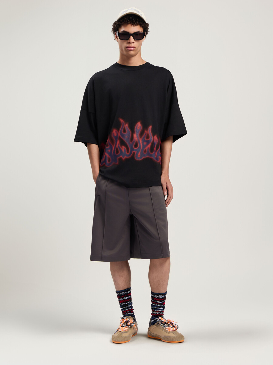 flammen auf dem t-shirt