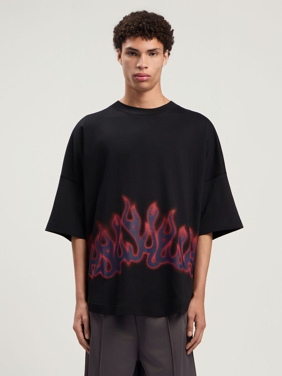 flammen auf dem t-shirt