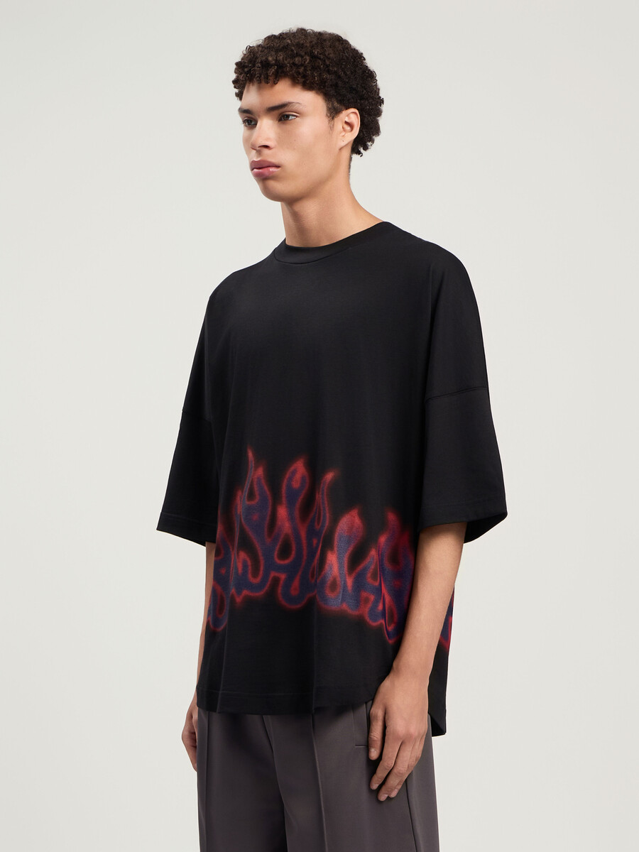 flammen auf dem t-shirt