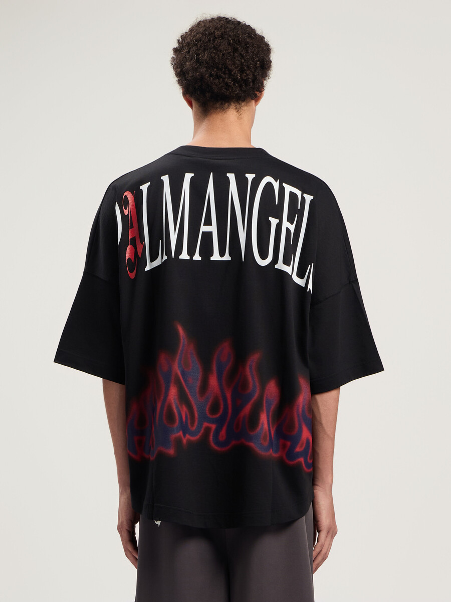 flammen auf dem t-shirt
