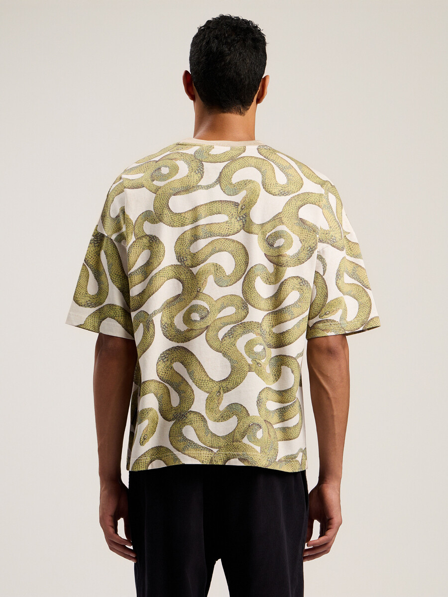 locker geschnittenes t-shirt mit schlangenmuster