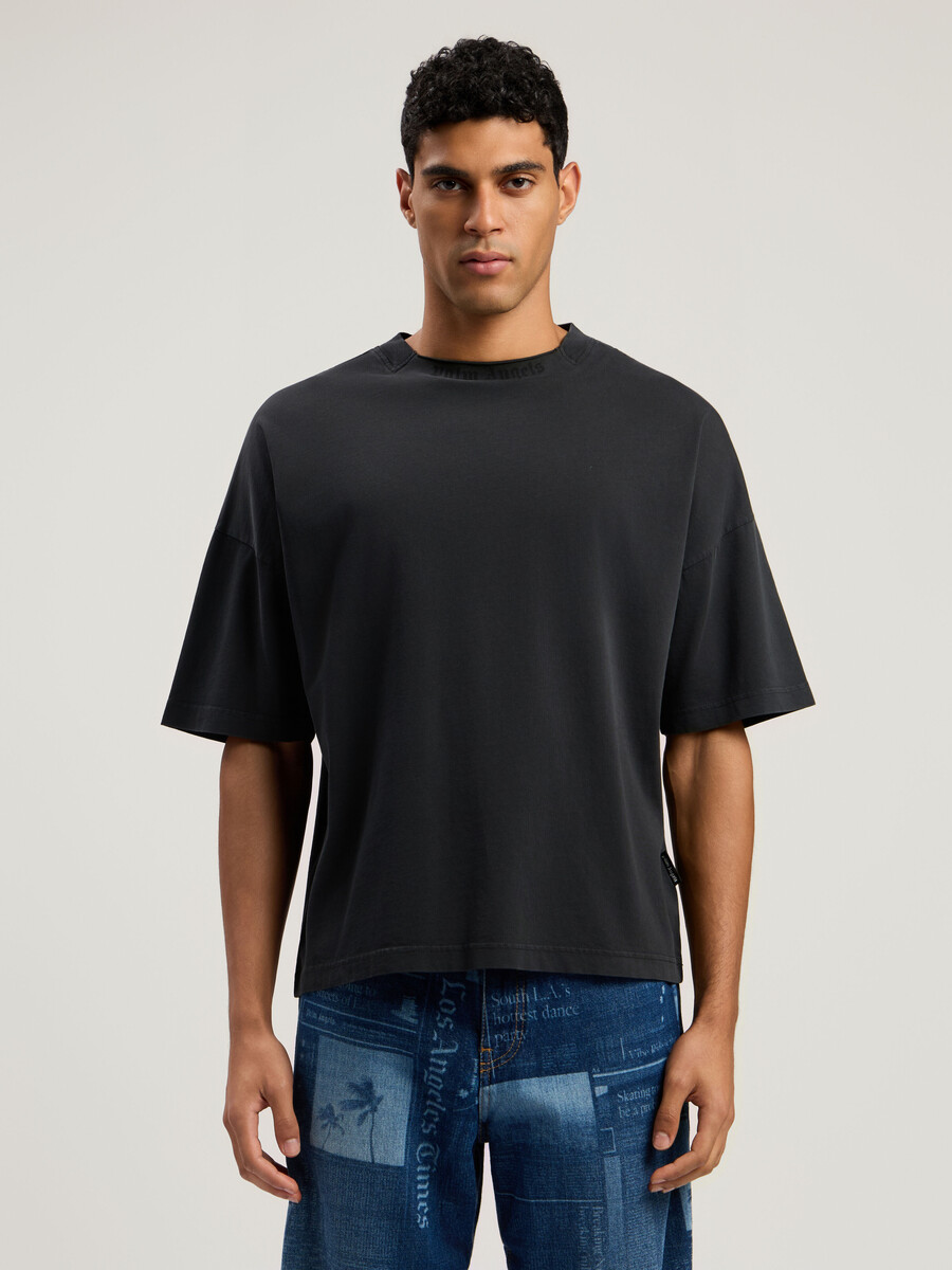 t-shirt mit geschwungenem logo und lockerem kragen