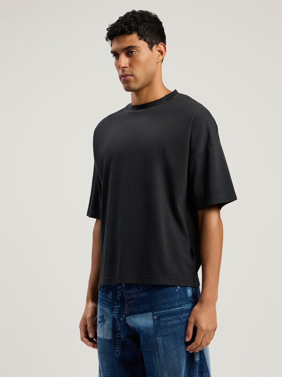 t-shirt mit geschwungenem logo und lockerem kragen