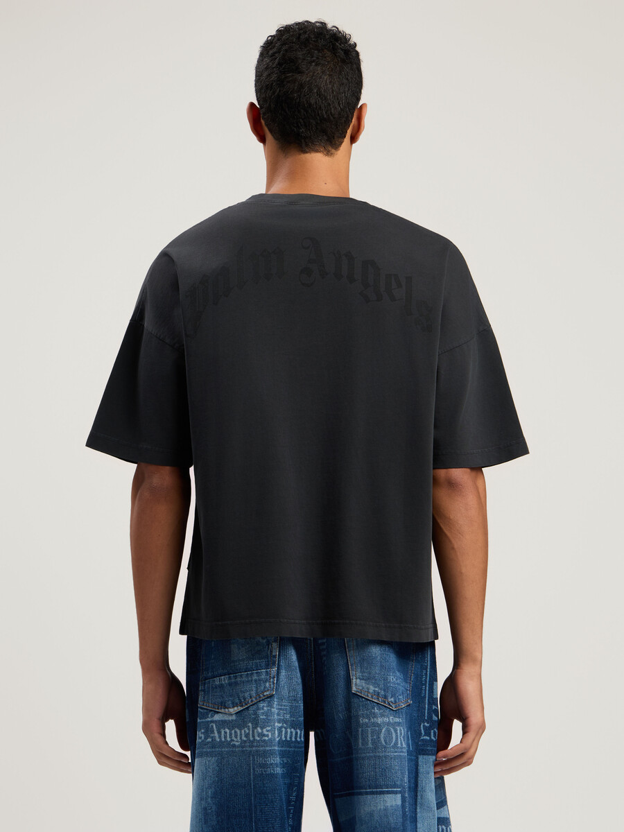 t-shirt mit geschwungenem logo und lockerem kragen