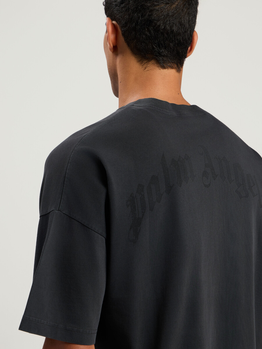 t-shirt mit geschwungenem logo und lockerem kragen