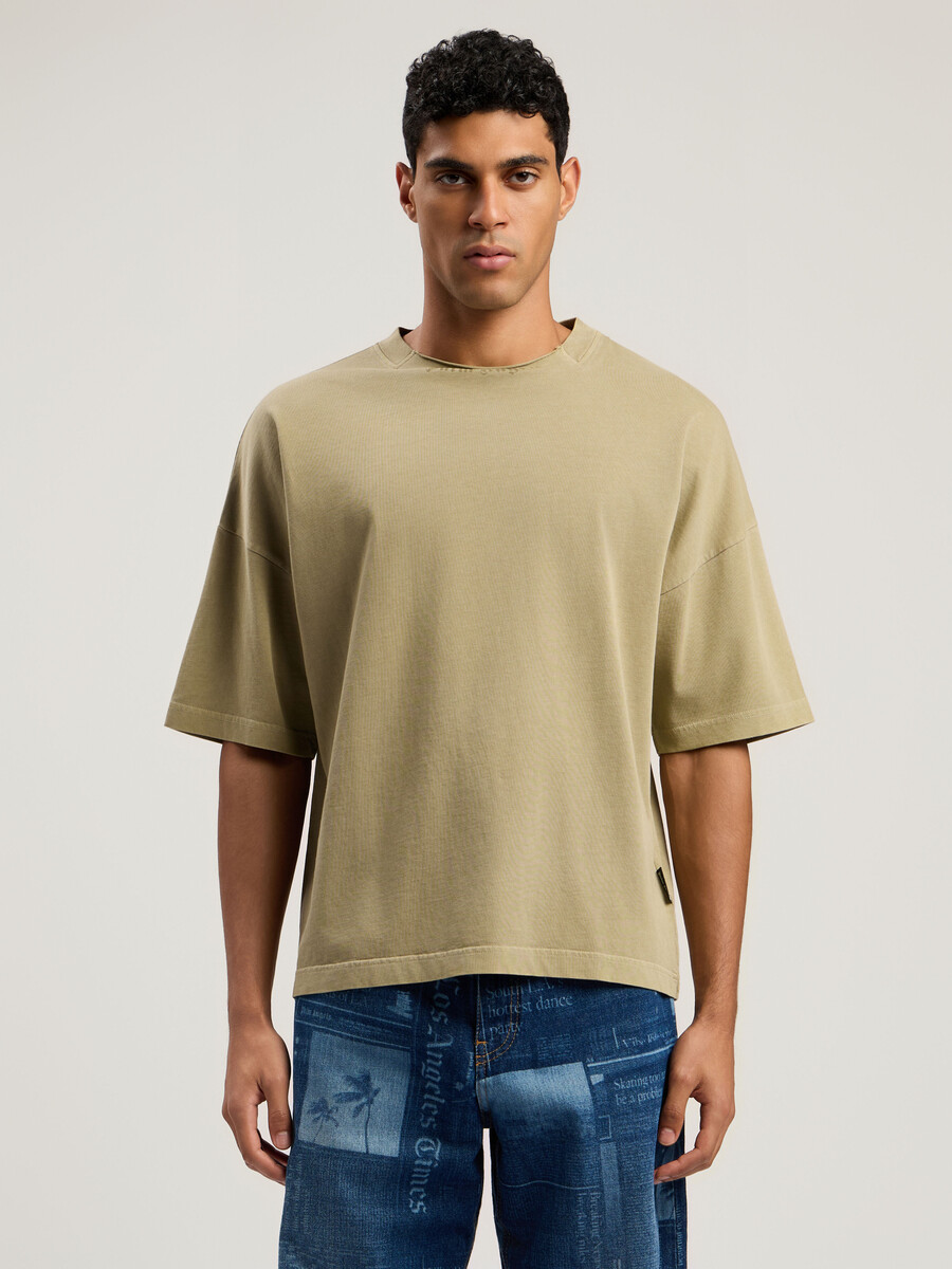 t-shirt mit geschwungenem logo und lockerem kragen