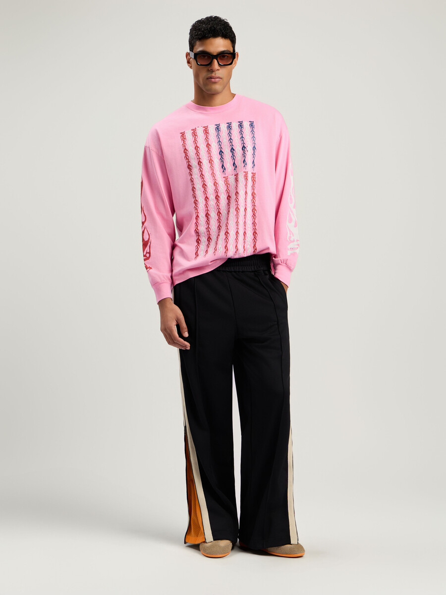 langarm-t-shirt mit flammenflagge