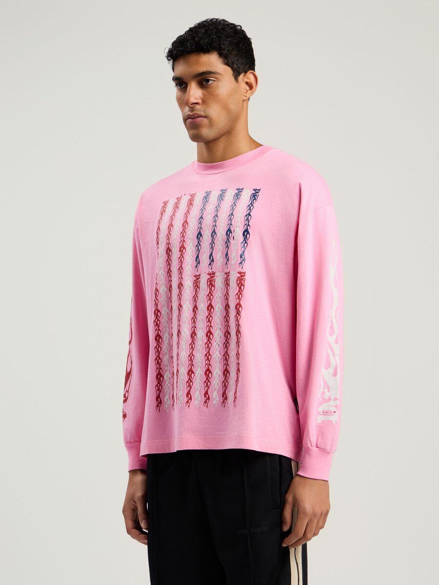 langarm-t-shirt mit flammenflagge