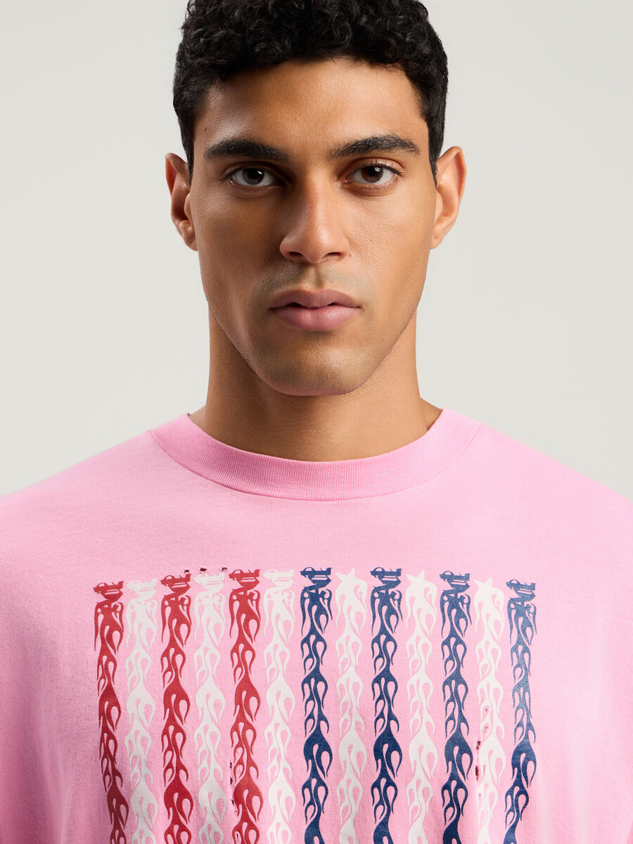 langarm-t-shirt mit flammenflagge