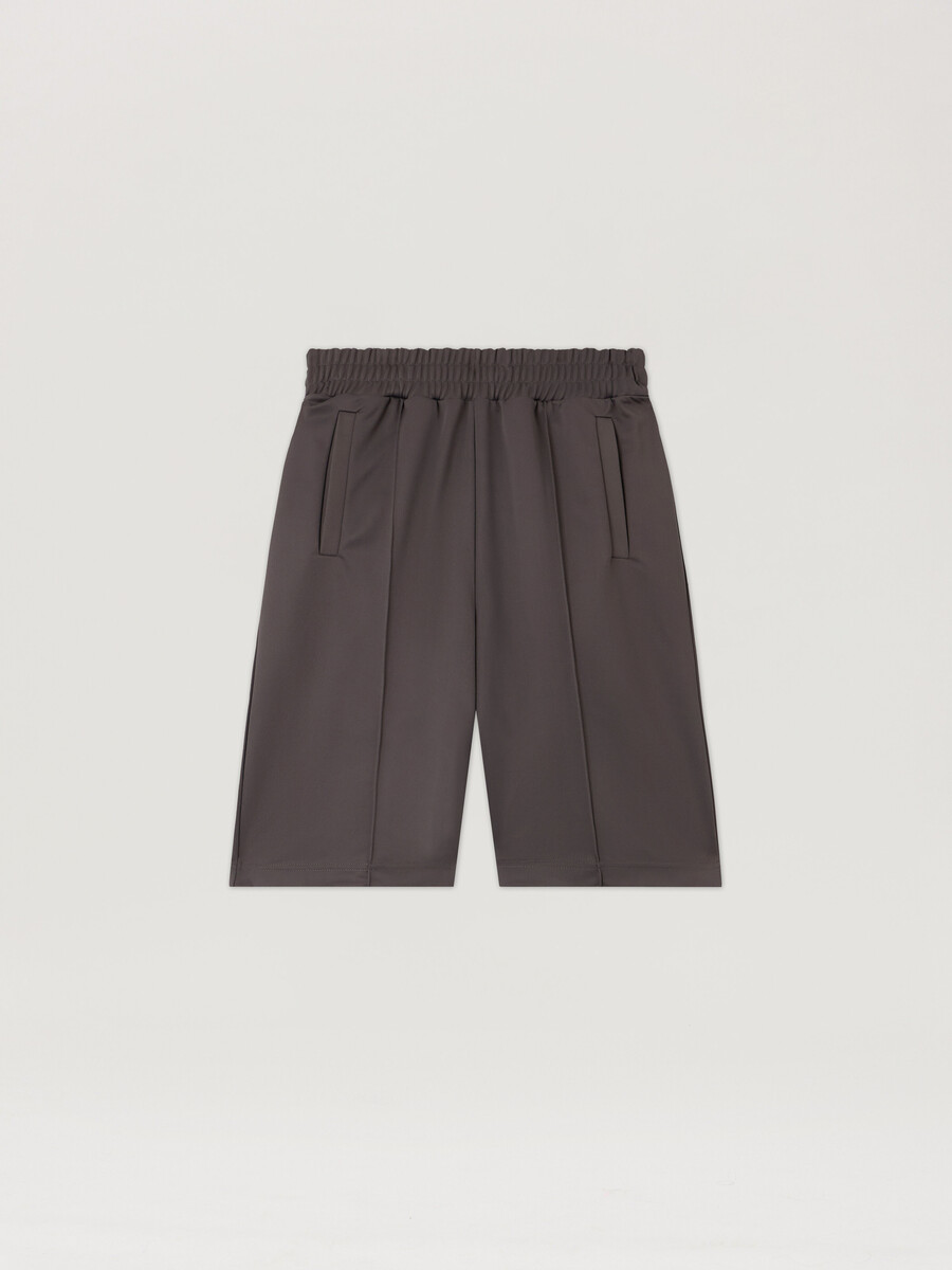 trackshorts mit geschwungenem logo hinten