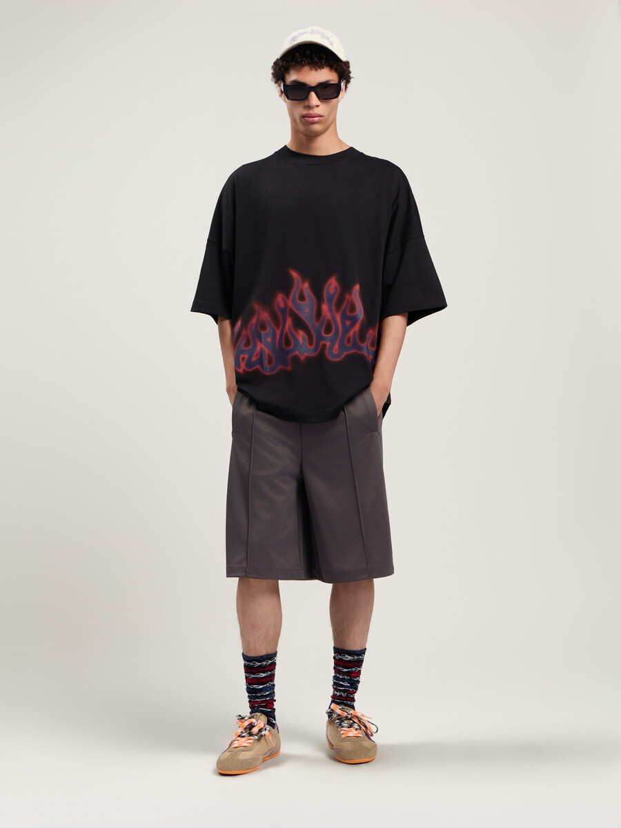 trackshorts mit geschwungenem logo hinten
