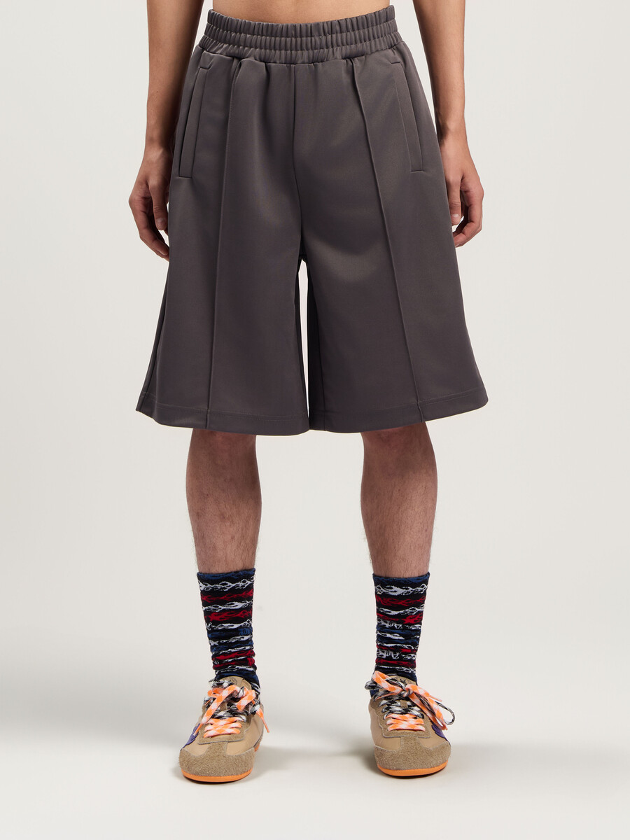 trackshorts mit geschwungenem logo hinten