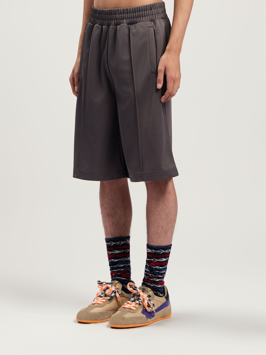 trackshorts mit geschwungenem logo hinten