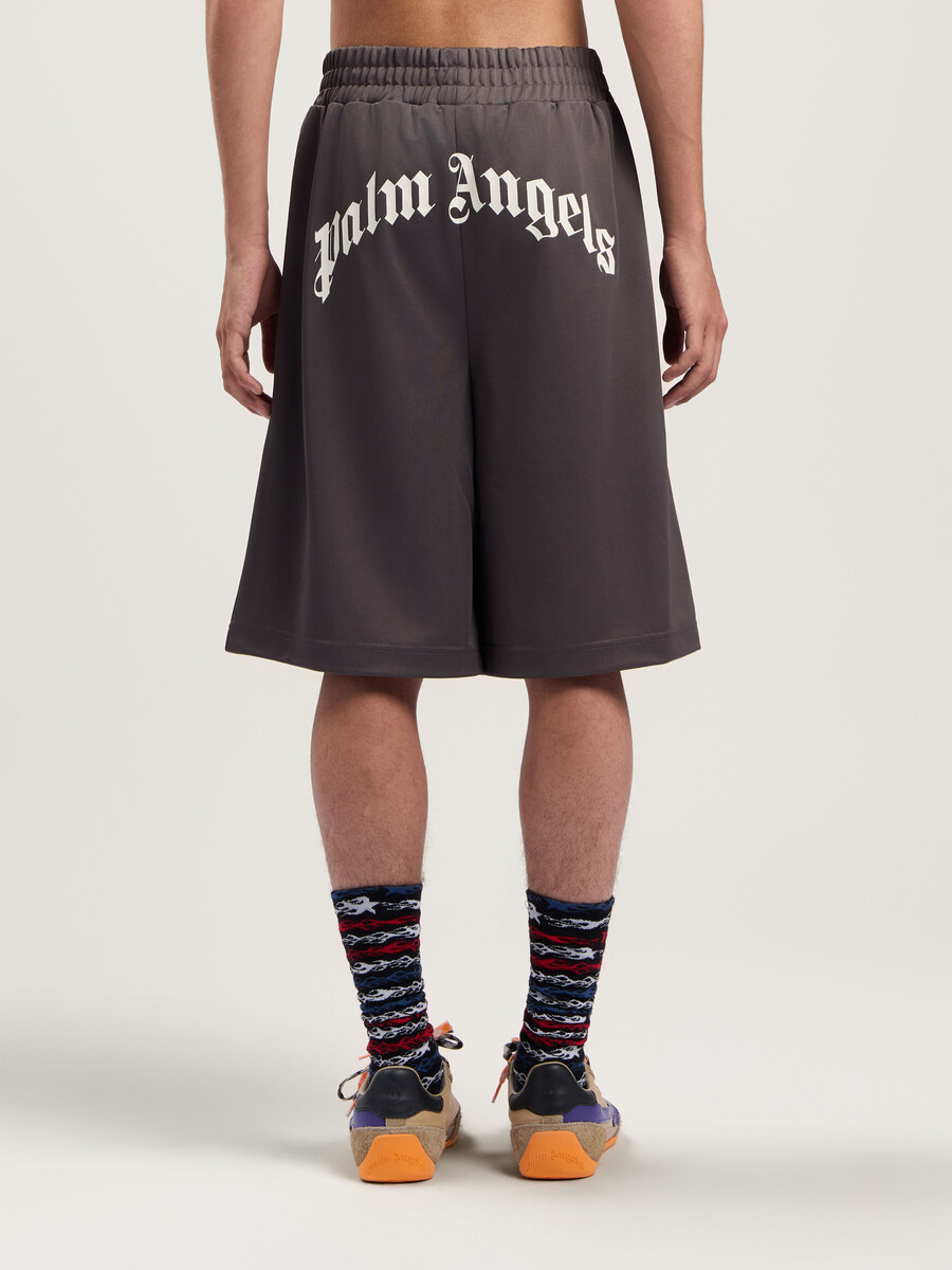 trackshorts mit geschwungenem logo hinten