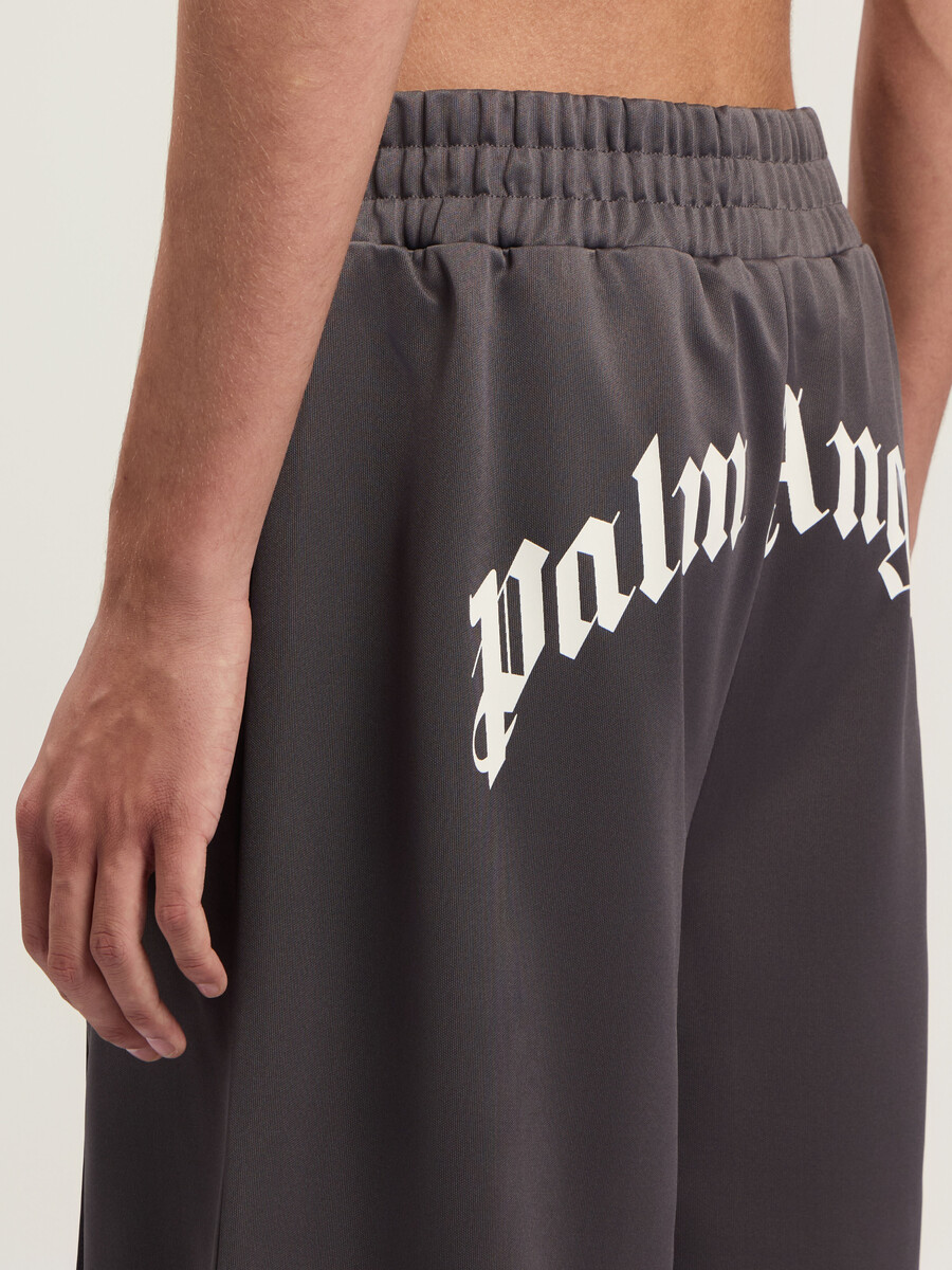 trackshorts mit geschwungenem logo hinten