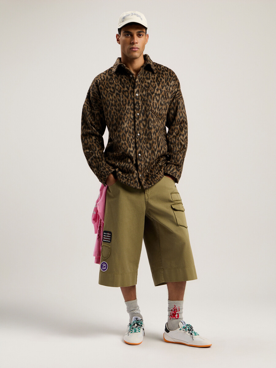 bermudashorts mit militäraufnäher