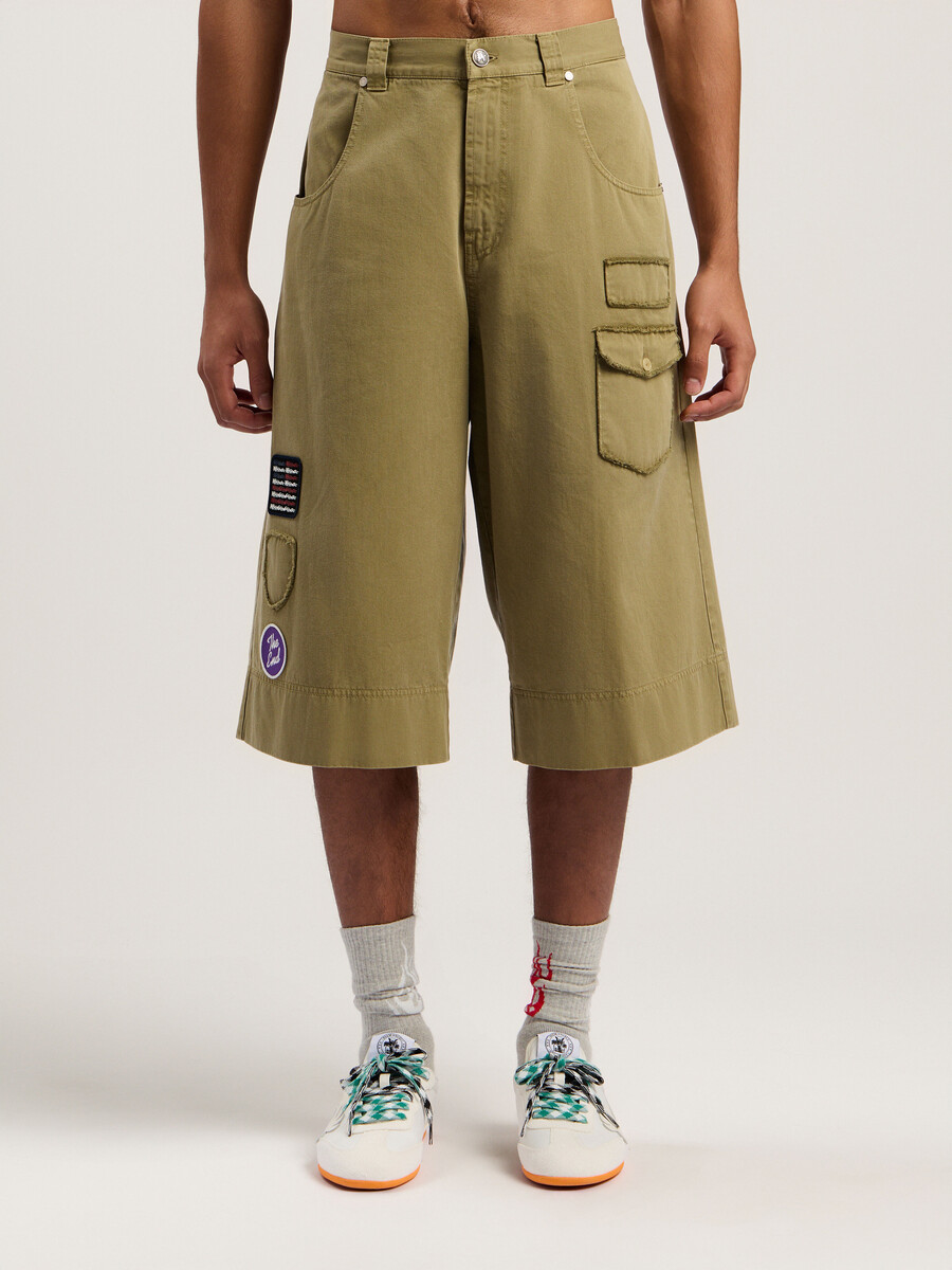 bermudashorts mit militäraufnäher