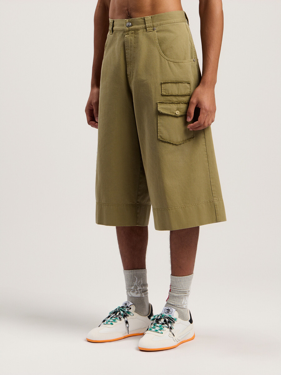 bermudashorts mit militäraufnäher