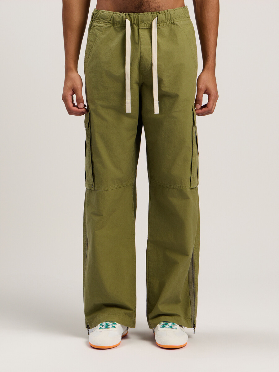 cargohose mit geschwungenem logo