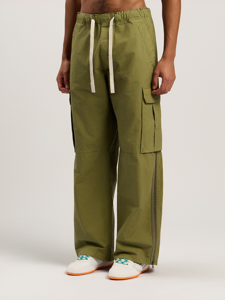 cargohose mit geschwungenem logo