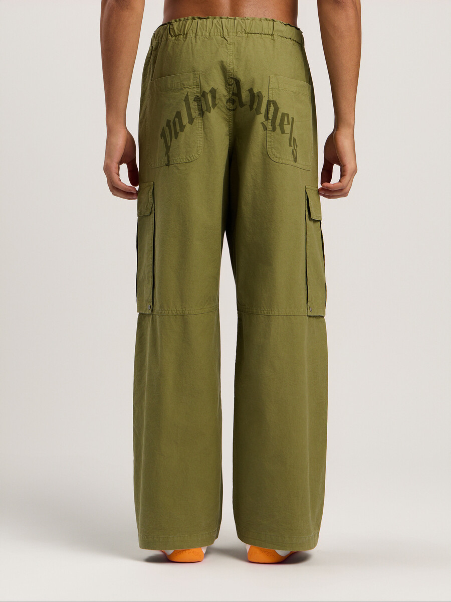 cargohose mit geschwungenem logo