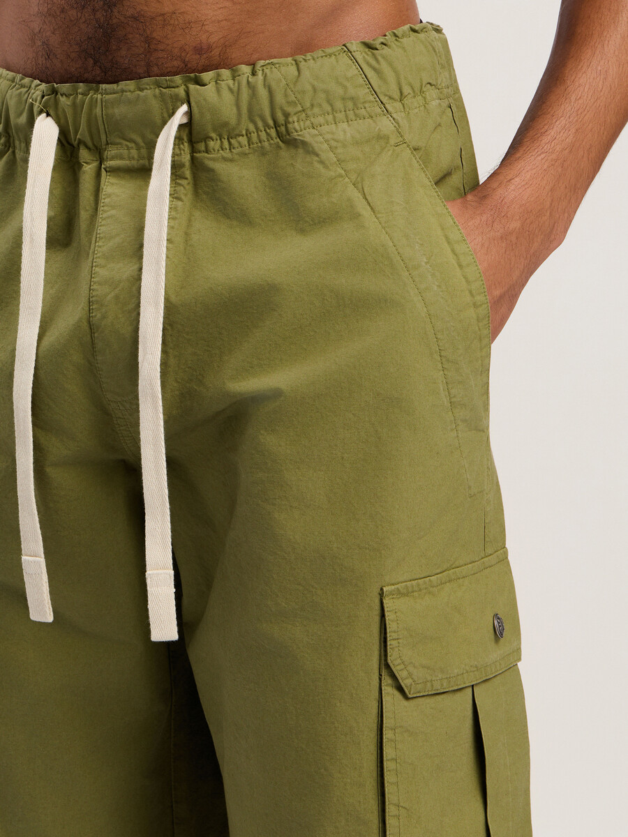 cargohose mit geschwungenem logo