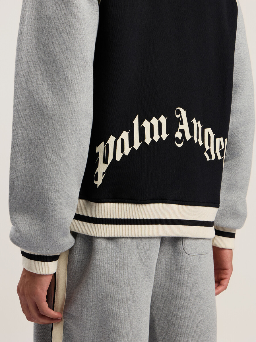 collegejacke mit geschwungenem logo