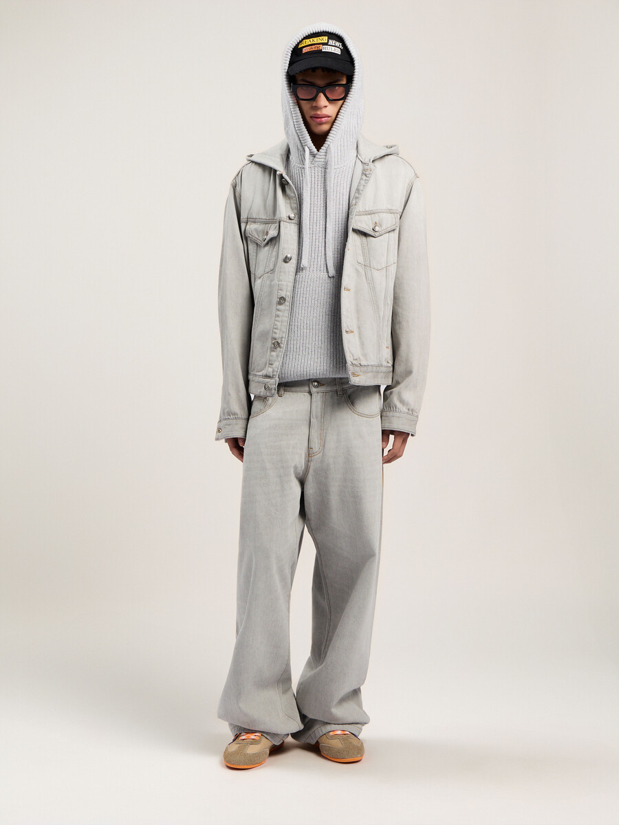 kapuzenpullover mit geschwungenem logo und rippstrick