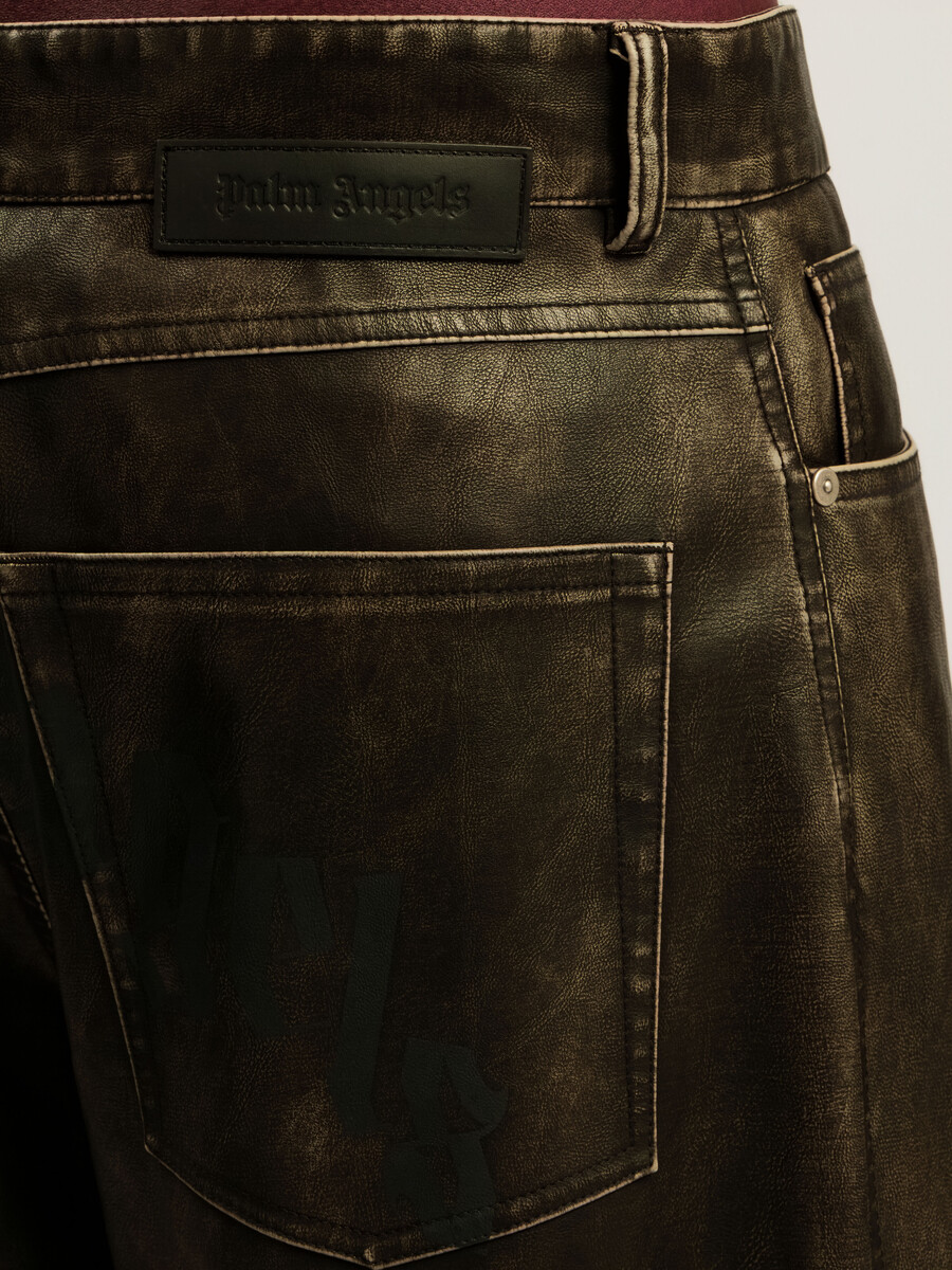 hose mit gebogenem logo