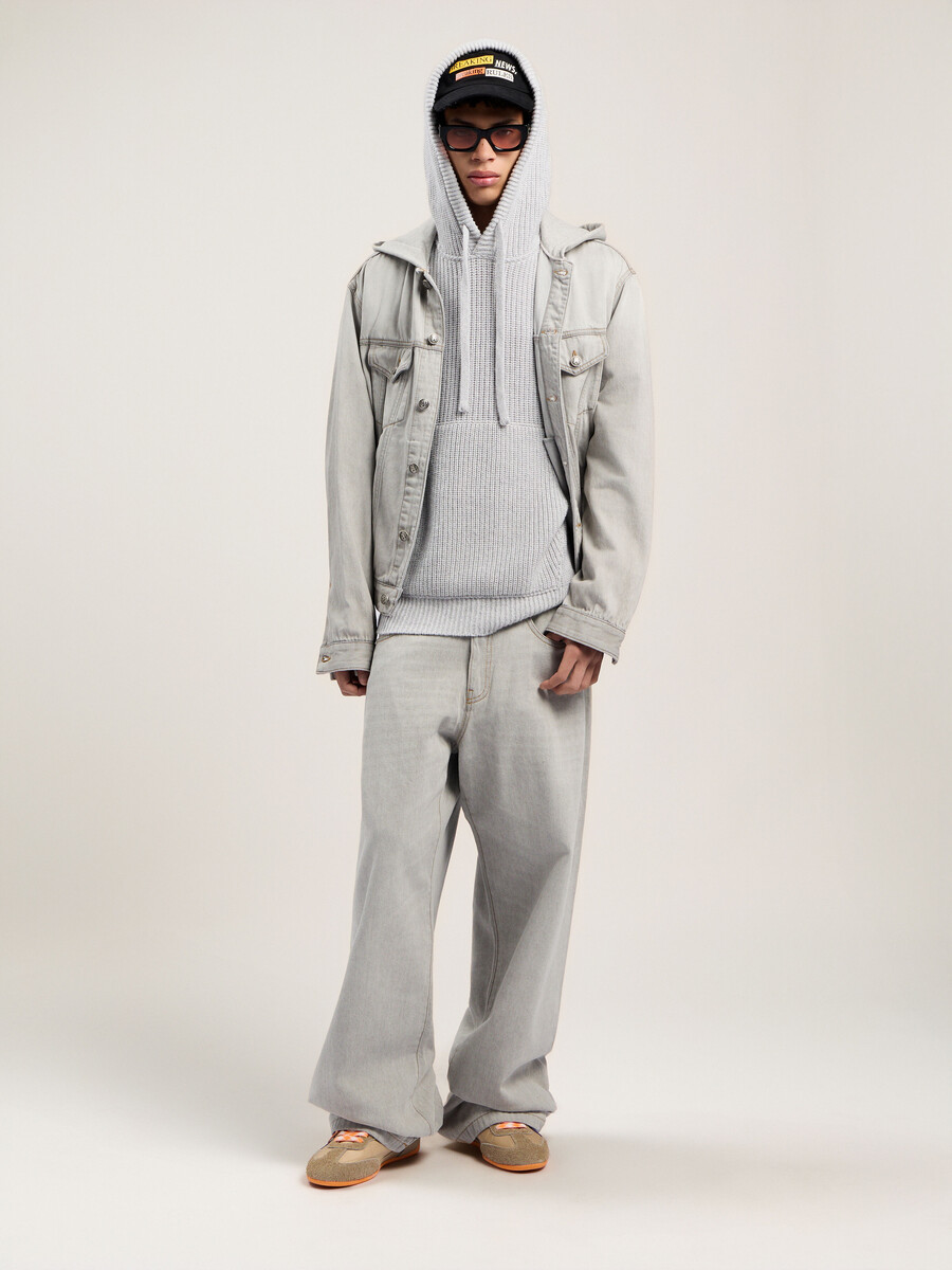 lockere jeans mit geschwungenem logo