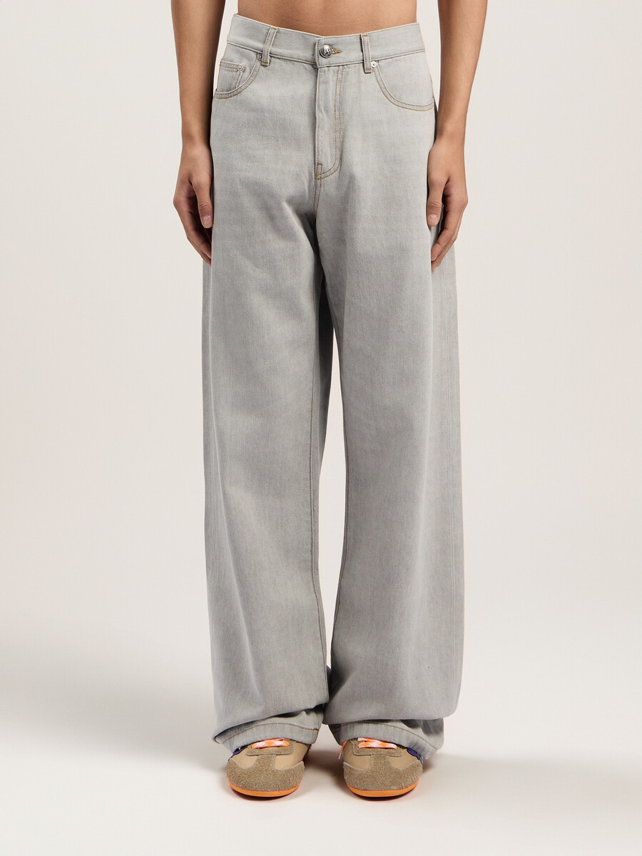 lockere jeans mit geschwungenem logo