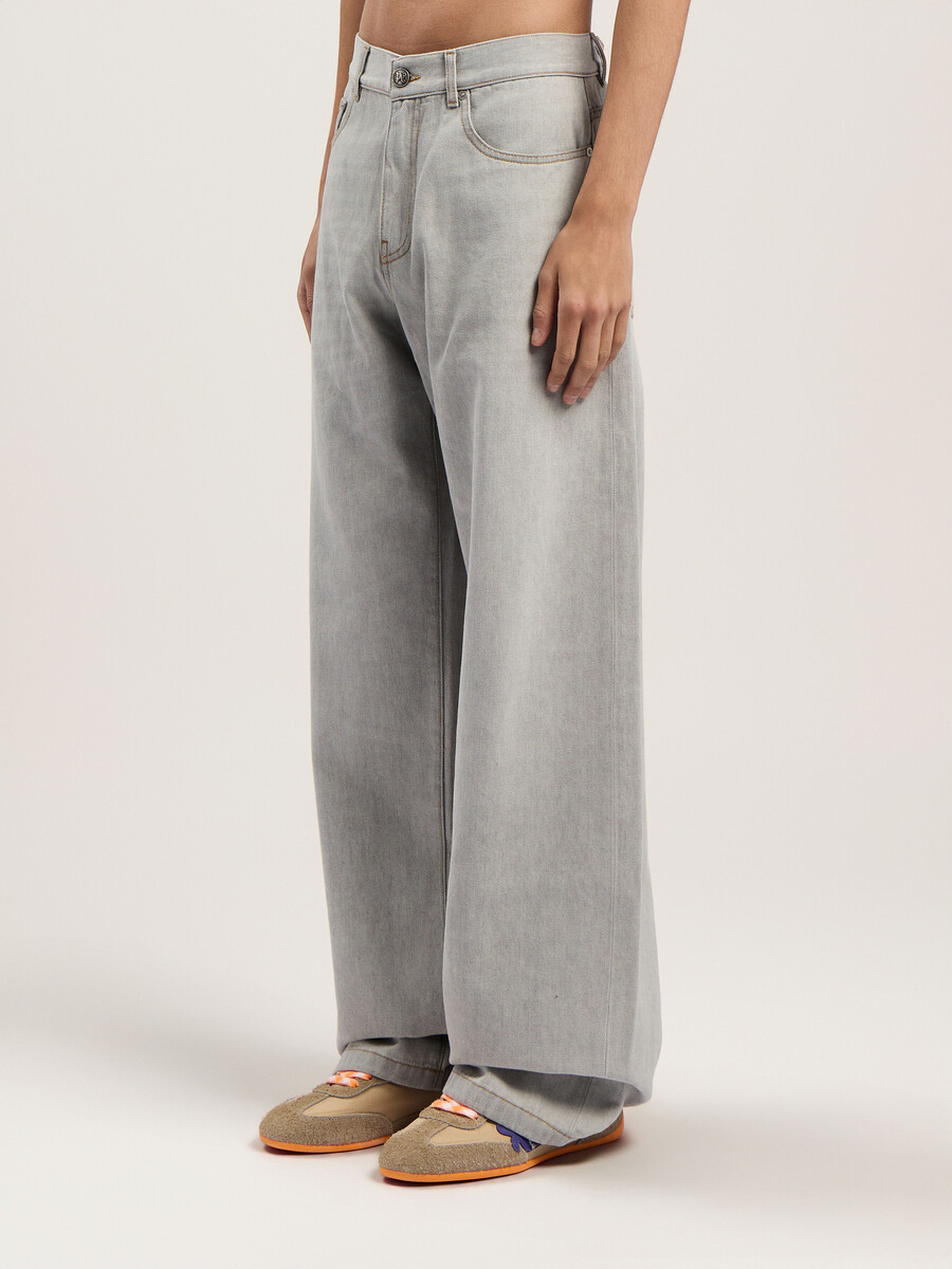 lockere jeans mit geschwungenem logo