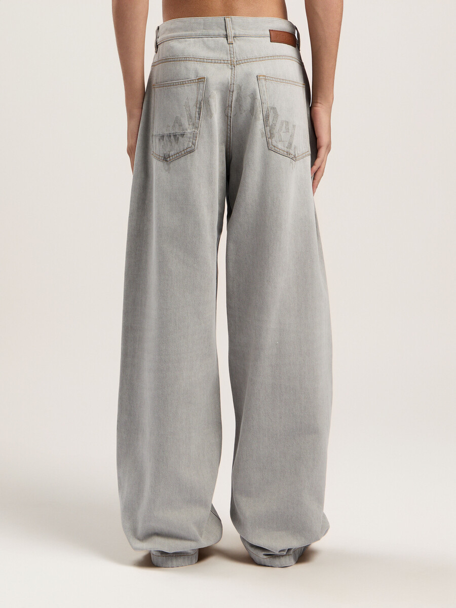 lockere jeans mit geschwungenem logo