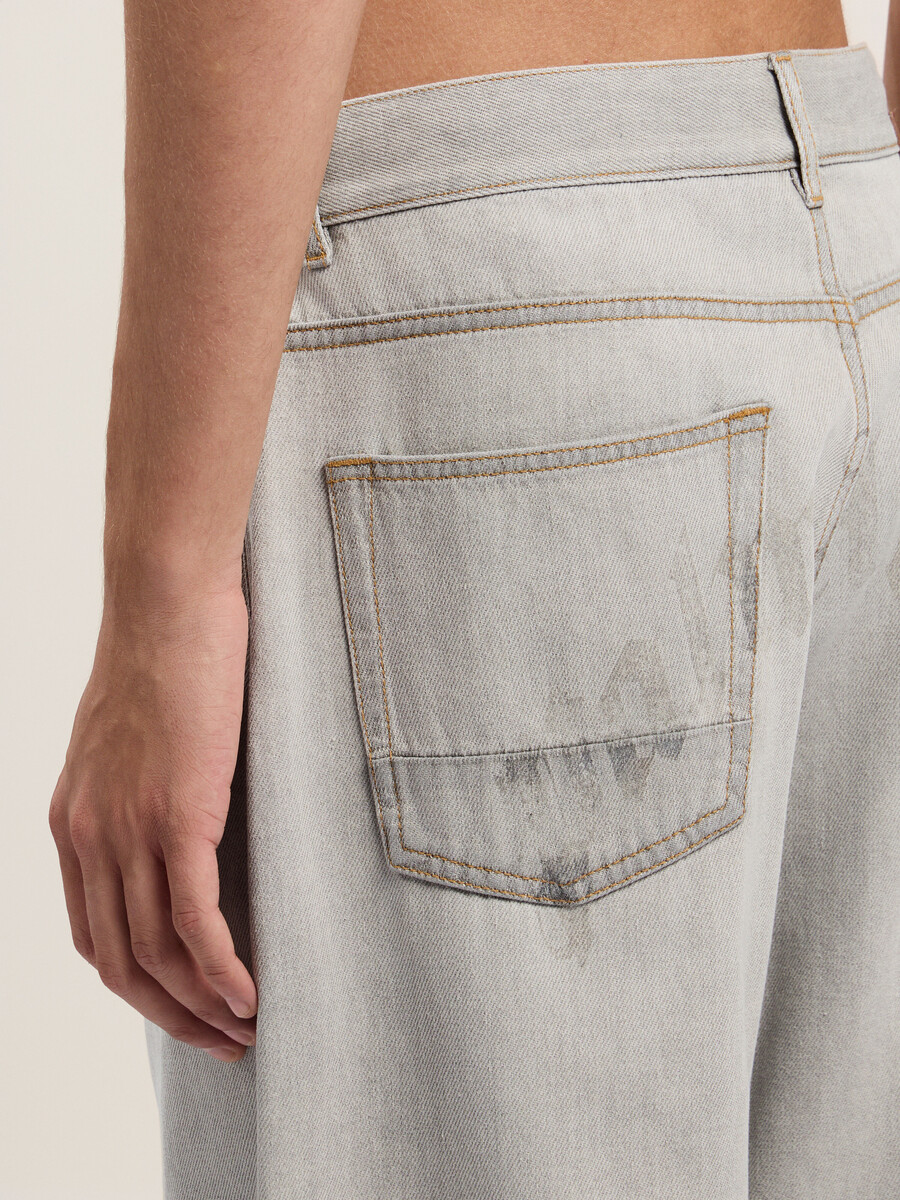 lockere jeans mit geschwungenem logo