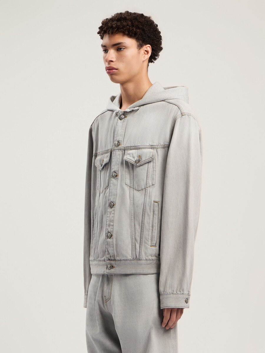 jeansjacke mit geschwungenem logo