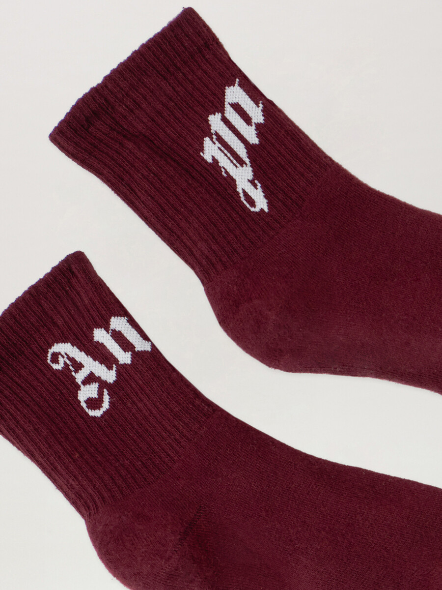 socken mit gebogenem logo