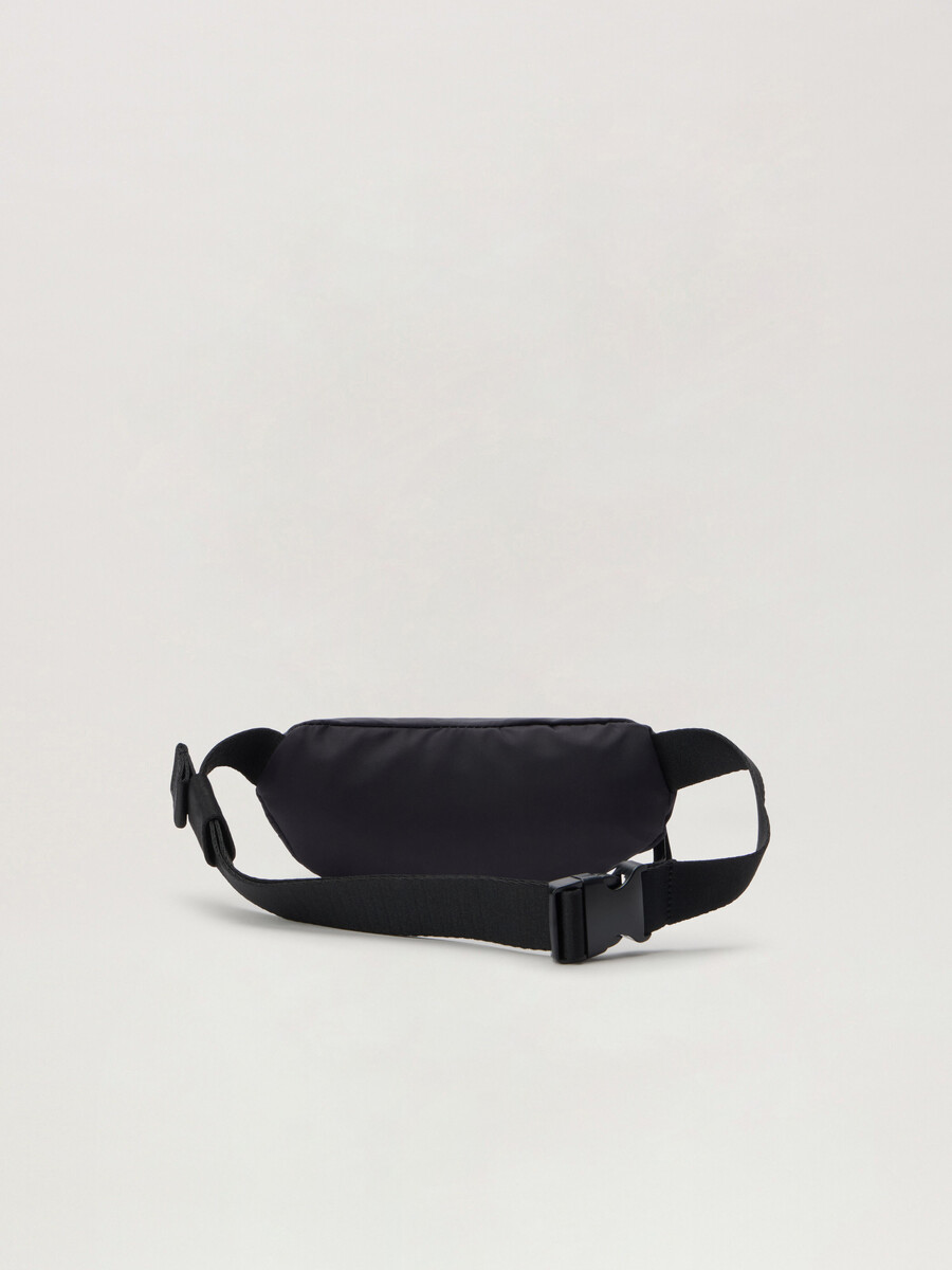 bauchtasche mit verschwommener logo-verpixelung