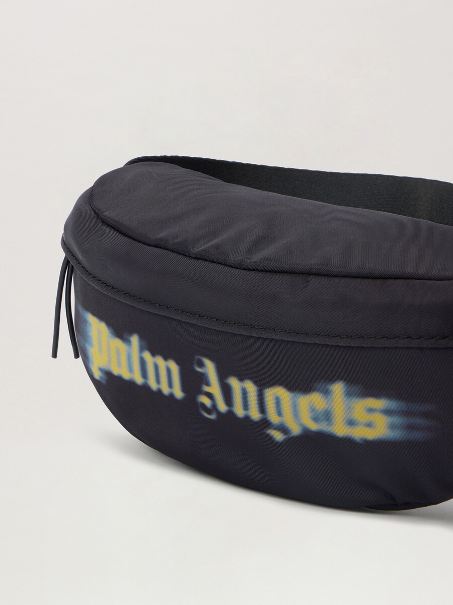 bauchtasche mit verschwommener logo-verpixelung
