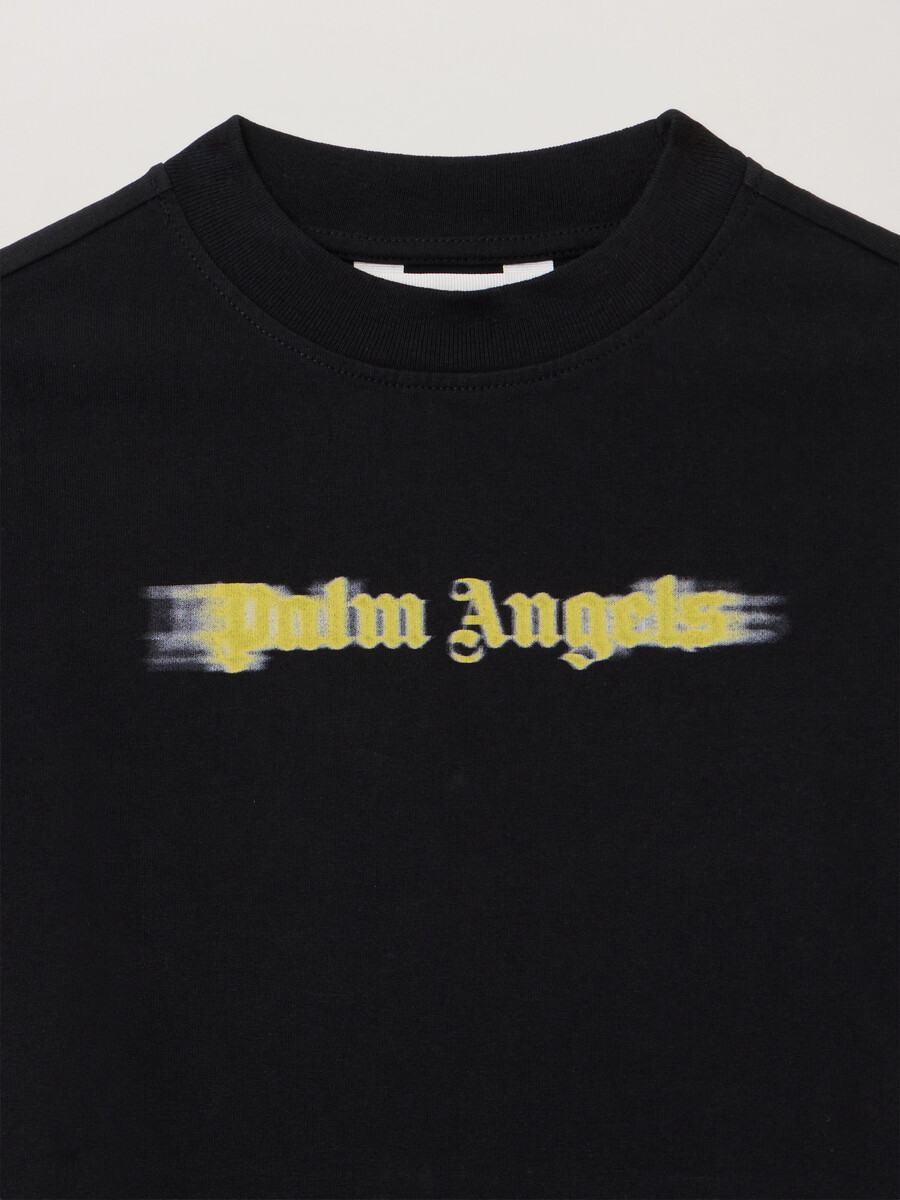 t-shirt mit verschwommenem logo